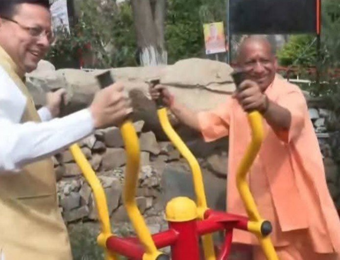 योगी आदित्यनाथ का पैतृक गांव पंचूर दौरा, ओपन जिम का उद्घाटन और सीएम धामी संग कसरत