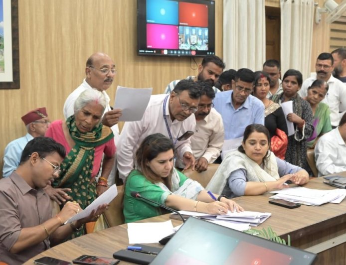 विधवा मां और उसकी बेटी से मिले धोखे की कहानी: बहू-बेटे की प्रताड़ना का अवलोकन