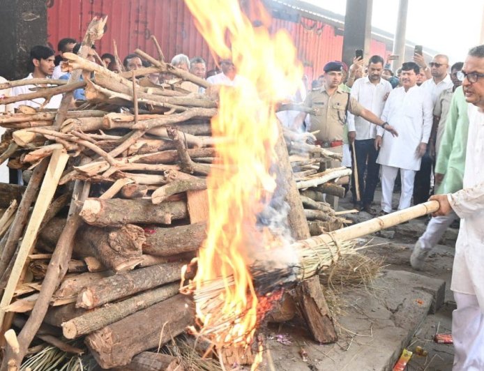 हरिद्वार: पूर्व मुख्यमंत्री मेजर जनरल भुवन चंद्र खंडूड़ी की अंतिम यात्रा में उमड़ा जनसैलाब, खड़खड़ी श्मशान घाट में राजकीय सम्मान के साथ अंतिम संस्कार