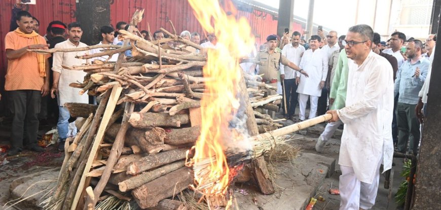 हरिद्वार: पूर्व मुख्यमंत्री मेजर जनरल भुवन चंद्र खंडूड़ी की अंतिम यात्रा में उमड़ा जनसैलाब, खड़खड़ी श्मशान घाट में राजकीय सम्मान के साथ अंतिम संस्कार