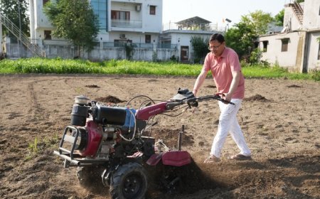 मुख्यमंत्री धामी ने खेत में टिलर चलाकर जैविक खेती को दिया जोरदार संदेश