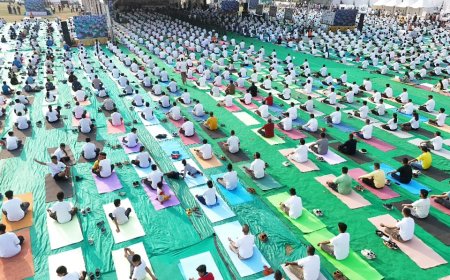 मुख्यमंत्री पुष्कर सिंह धामी ने सामूहिक योगाभ्यास किया, युवाओं से नशामुक्त जीवन अपनाने की अपील