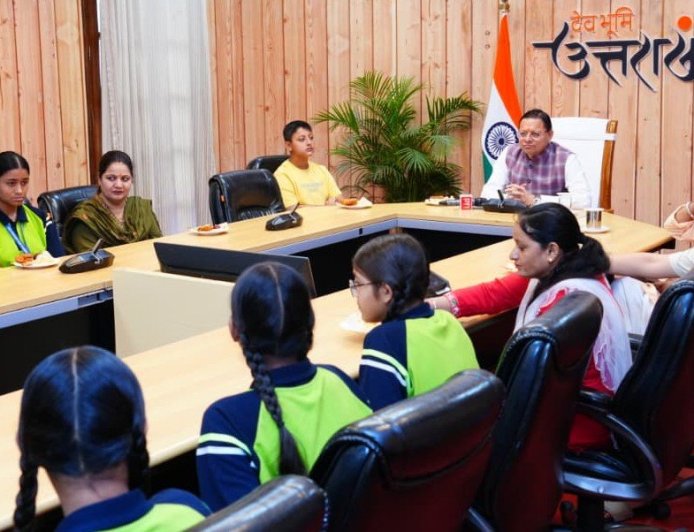 Uttarakhand: मुख्यमंत्री पुष्कर धामी ने बालिकाओं के साथ सुनी प्रधानमंत्री की मन की बात का 134वां संस्करण