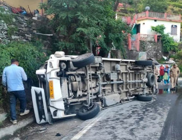 बदरीनाथ हाईवे पर भयंकर सड़क हादसा, एक महिला की मौत, 17 यात्री घायल