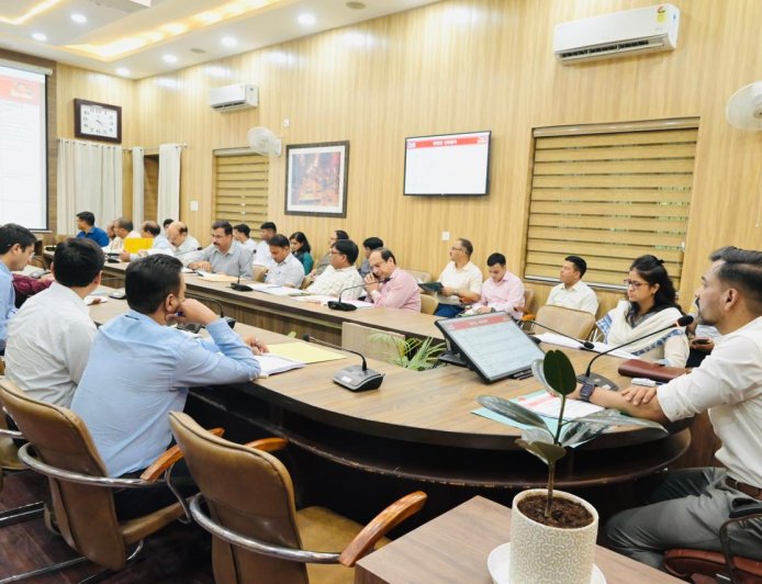 सीएम घोषणाओं के प्रभावी क्रियान्वयन में लापरवाही बर्दाश्त नहीं - जिलाधिकारी की चेतावनी