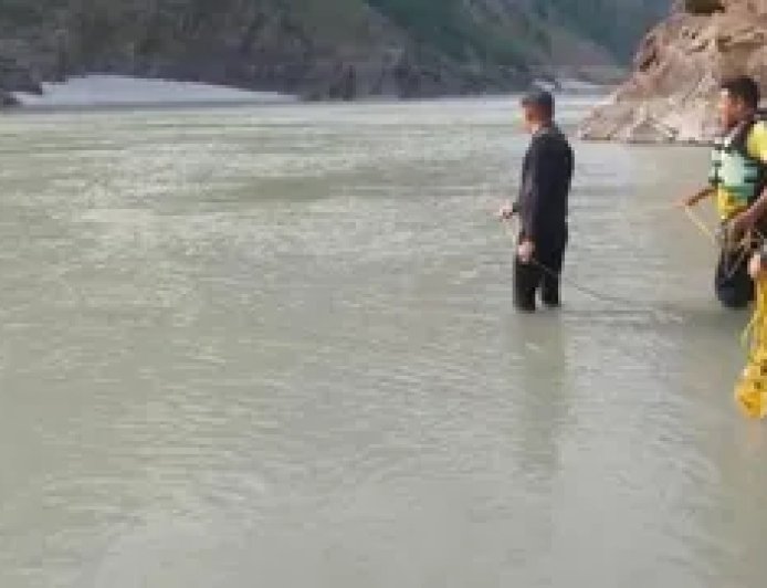 दिल्ली के युवा दंपती की गंगा में स्नान करते समय लापता होने की घटना, एसडीआरएफ का चल रहा है सर्च अभियान