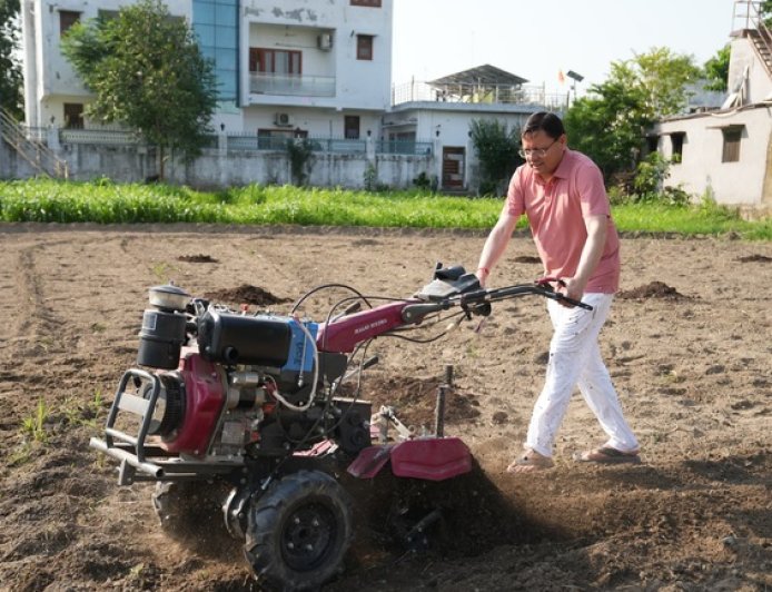मुख्यमंत्री धामी ने खेत में टिलर चलाकर जैविक खेती को दिया जोरदार संदेश