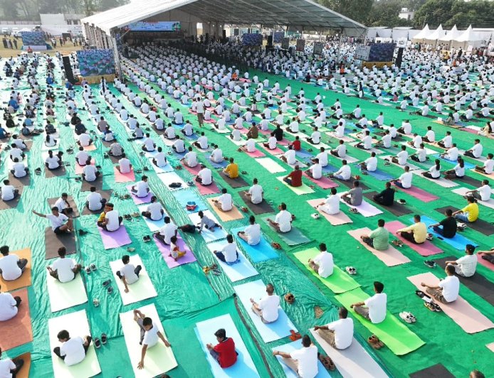 मुख्यमंत्री पुष्कर सिंह धामी ने सामूहिक योगाभ्यास किया, युवाओं से नशामुक्त जीवन अपनाने की अपील