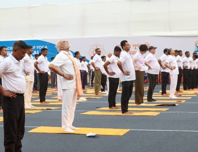 १२वें अंतरराष्ट्रीय योग दिवस पर पीएम मोदी ने देशव्यापी योग कार्यक्रम का नेतृत्व किया, कहा- योग है उम्र के साथ स्वास्थ्य और ऊर्जा का आधार