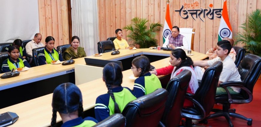 Uttarakhand: मुख्यमंत्री पुष्कर धामी ने बालिकाओं के साथ सुनी प्रधानमंत्री की मन की बात का 134वां संस्करण