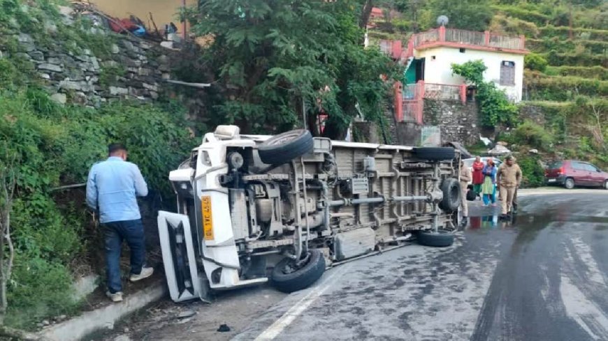 बदरीनाथ हाईवे पर भयंकर सड़क हादसा, एक महिला की मौत, 17 यात्री घायल