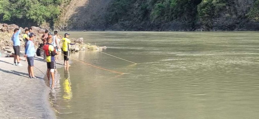 (उत्तराखंड) पैर फिसला हुआ आंखों से ओझल, नदी में तलाश जारी।।