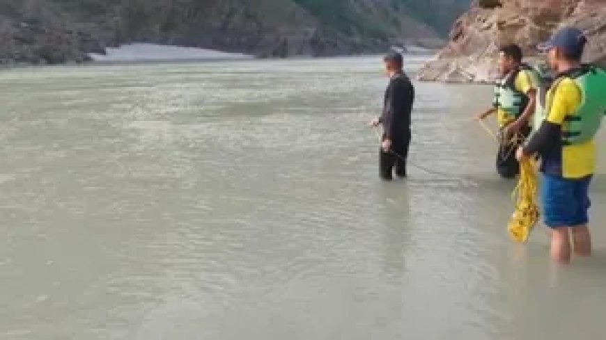 गंगा में स्नान के दौरान दिल्ली का युवा दंपती लापता, एसडीआरएफ का सर्च अभियान जारी।
