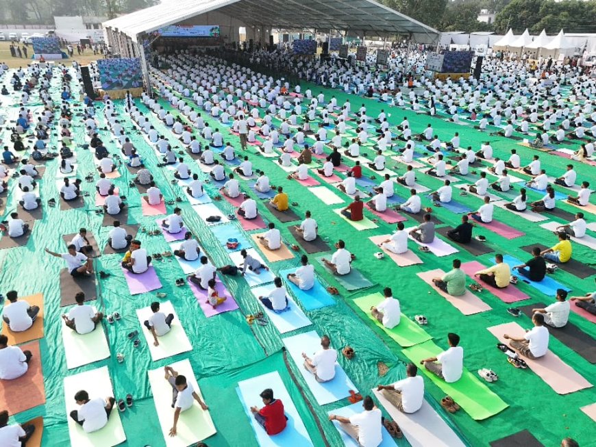 मुख्यमंत्री पुष्कर सिंह धामी ने सामूहिक योगाभ्यास किया, युवाओं से नशामुक्त जीवन अपनाने की अपील