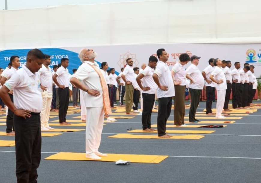 १२वें अंतरराष्ट्रीय योग दिवस पर पीएम मोदी ने देशव्यापी योग कार्यक्रम का नेतृत्व किया, कहा- योग है उम्र के साथ स्वास्थ्य और ऊर्जा का आधार