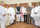 Uttarakhand: मुख्यमंत्री पुष्कर धामी को पूर्व विधायकों की शिष्टाचार भेंट, दी गई बधाई
