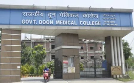 दून मेडिकल कॉलेज मेस फीस घोटाला: मास्टरमाइंड लेखाकार निलंबित,जांच में अनियमितताओं की पुष्टि।