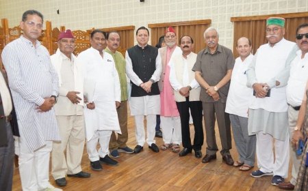 Uttarakhand: मुख्यमंत्री पुष्कर धामी को पूर्व विधायकों की शिष्टाचार भेंट, दी गई बधाई