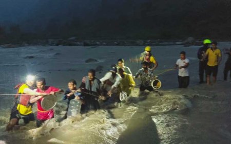 संतला देवी मंदिर के पास तेज बहाव में फंसे सात लोगों को SDRF ने सुरक्षित निकाला