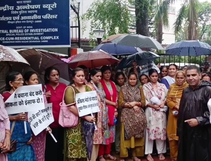 अंकिता भंडारी हत्याकांड: बारिश में भी नहीं रुका न्याय की मांग का आंदोलन, सीबीआई कार्यालय में प्रदर्शन