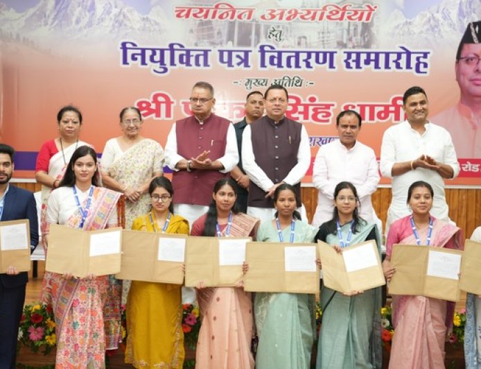 मुख्यमंत्री ने पीसीएस मुख्य परीक्षा-2024 के 182 और कृषि विभाग के 5 अभ्यर्थियों को नियुक्ति पत्र प्रदान किए