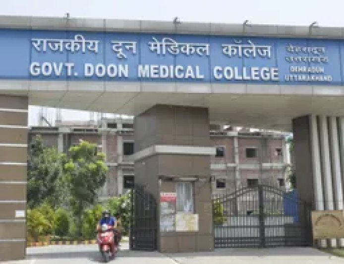 दून मेडिकल कॉलेज मेस फीस घोटाला: लेखाकार का निलंबन, जांच में अनियमितताओं का खुलासा