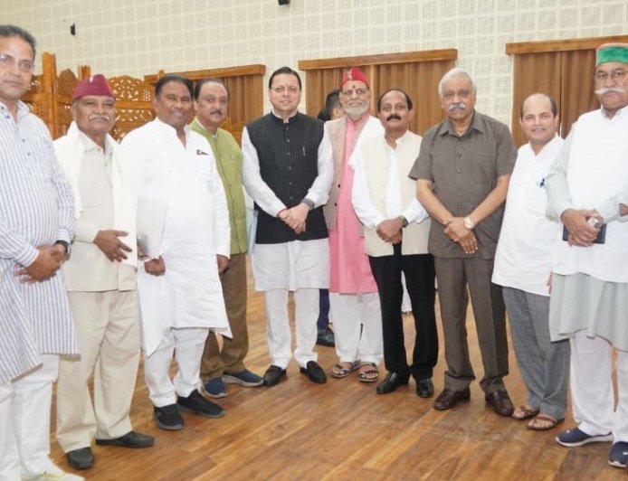 Uttarakhand: मुख्यमंत्री पुष्कर धामी को पूर्व विधायकों की शिष्टाचार भेंट, दी गई बधाई