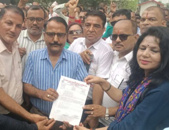 बड़ी खबर (हल्द्वानी): प्राथमिक शिक्षक संघ ने DM को सौंपा ज्ञापन, टीईटी की अनिवार्यता समापन और पुरानी पेंशन बहाली की मांग