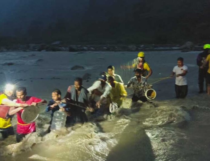 संतला देवी मंदिर के पास तेज बहाव में फंसे सात लोगों को SDRF ने सुरक्षित निकाला
