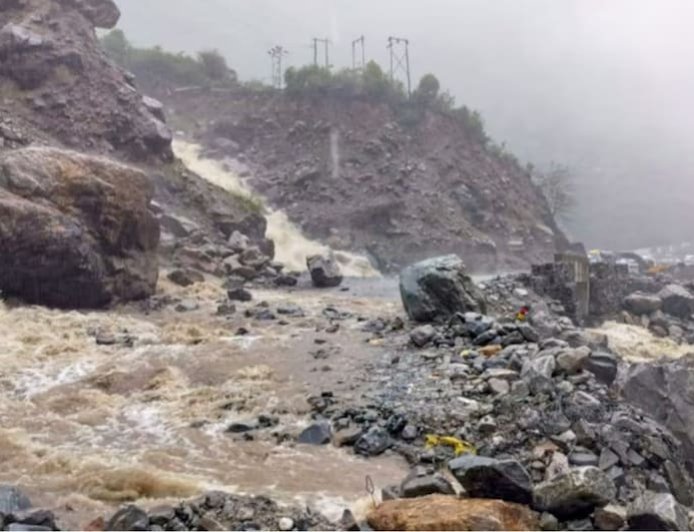 चारधाम यात्रा अस्थायी रूप से रोकी गई: भारी बारिश और भूस्खलन के कारण सुरक्षा उपाय