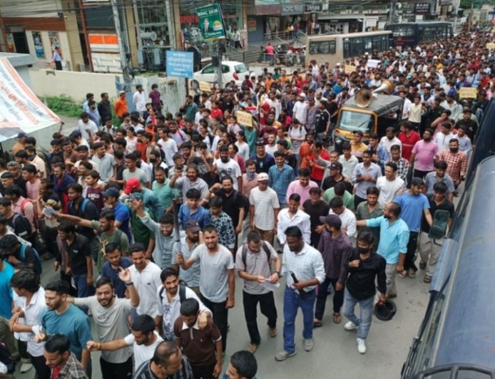 दिल्ली के लाठीचार्ज का गहरा असर उत्तराखंड में, प्रदर्शनकारियों ने उठाई आवाज