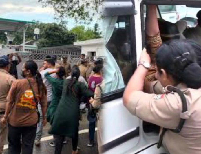 स्वास्थ्य मंत्री के आवास के बाहर नर्सिंग अभ्यर्थियों का आत्महत्या का प्रयास, गंभीर स्थिति में एक