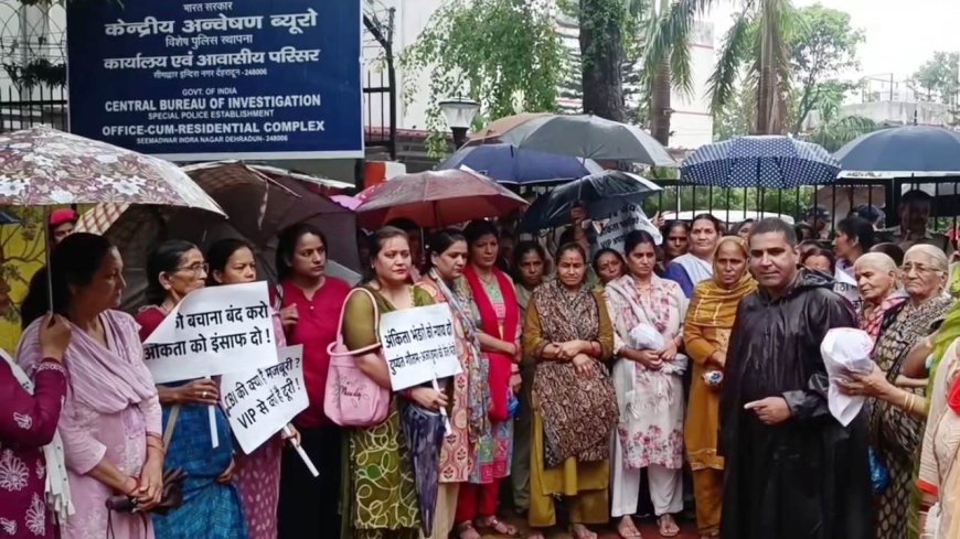 अंकिता भंडारी हत्याकांड: बारिश में भी नहीं रुका न्याय की मांग का आंदोलन, सीबीआई कार्यालय में प्रदर्शन