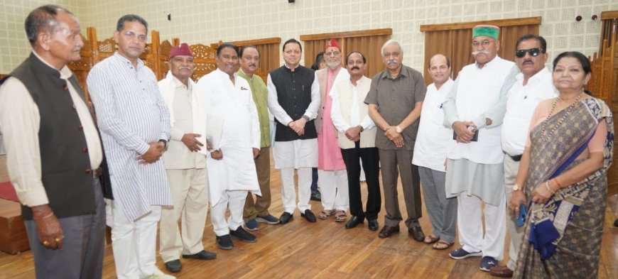 Uttarakhand: मुख्यमंत्री पुष्कर धामी को पूर्व विधायकों की शिष्टाचार भेंट, दी गई बधाई