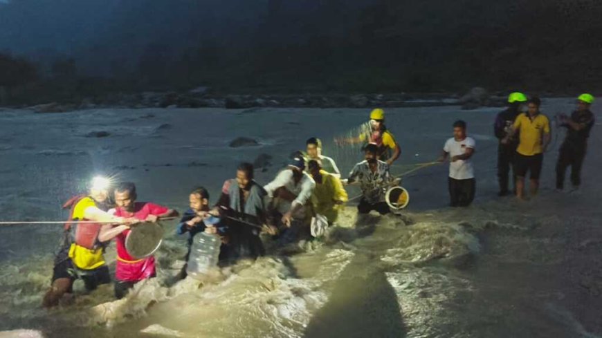 संतला देवी मंदिर के पास तेज बहाव में फंसे सात लोगों को SDRF ने सुरक्षित निकाला