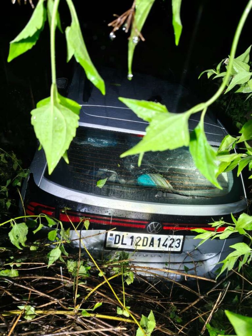 उत्तराखंड में रेड अलर्ट: भारी बारिश के दौरान खाई में गिरी कार, प्रशासन ने किया त्वरित रेस्क्यू