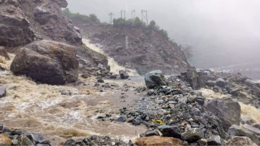 चारधाम यात्रा अस्थायी रूप से रोकी गई: भारी बारिश और भूस्खलन के कारण सुरक्षा उपाय