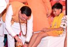 सीएम ने कांवड़ियों के पैर धोकर किया अभिनंदन, स्वास्थ्य शिविर की शुरुआत