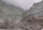 उत्तराखंड: तमक गदेरे की बाढ़ से बेली ब्रिज बहा, एक लापता