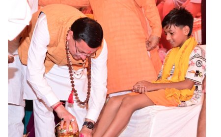 सीएम ने कांवड़ियों के पैर धोकर किया अभिनंदन, स्वास्थ्य शिविर की शुरुआत