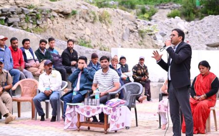 धाराली आपदा की पहली बरसी: जिलाधिकारी पहुंचे प्रभावितों के बीच, पुनर्निर्माण की नई दिशा