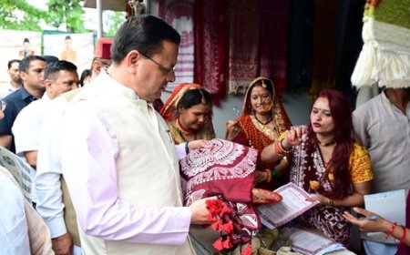 उत्तराखंड में राष्ट्रीय हथकरघा दिवस पर मुख्यमंत्री धामी द्वारा बुनकरों और कारीगरों का सम्मान