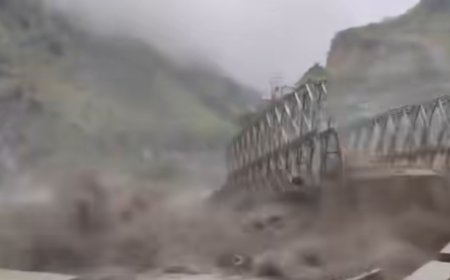 उत्तराखंड: तमक गदेरे की बाढ़ से बेली ब्रिज बहा, एक लापता