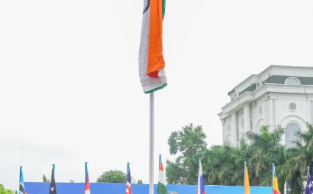 ग्राफिक एरा विश्वविद्यालय में शहीद के पिता ने फहराया तिरंगा, नई स्कॉलरशिप की घोषणा