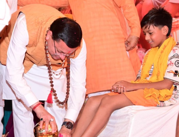 सीएम ने कांवड़ियों के पैर धोकर किया अभिनंदन, स्वास्थ्य शिविर की शुरुआत