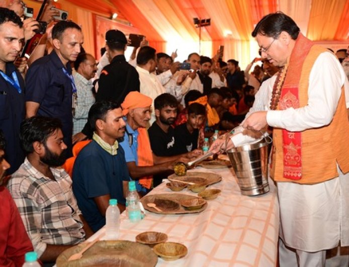 धर्मनगरी हरिद्वार में कांवड़ियों का धूमधाम से अभिनंदन, मुख्यमंत्री ने स्वास्थ्य सेवा शिविर का किया शुभारंभ