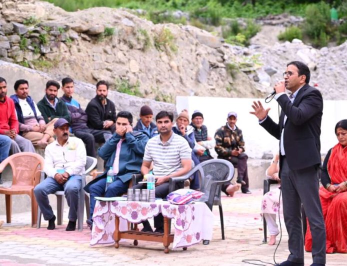 धाराली आपदा की पहली बरसी: जिलाधिकारी पहुंचे प्रभावितों के बीच, पुनर्निर्माण की नई दिशा