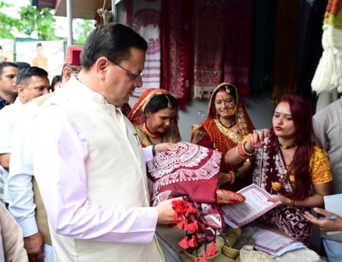 उत्तराखंड में राष्ट्रीय हथकरघा दिवस पर मुख्यमंत्री धामी द्वारा बुनकरों और कारीगरों का सम्मान