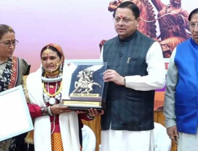 14 महिलाओं और 35 आंगनबाड़ी कार्यकर्ताओं को सम्मान, पुरस्कार राशि में की गई वृद्धि