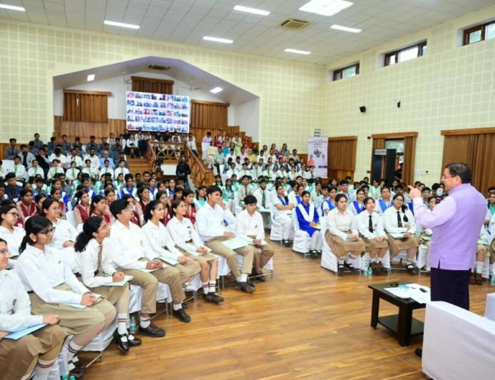 सीएम पुष्कर सिंह धामी ने छात्र-छात्राओं के सुझावों को सरकारी नीतियों में शामिल करने का किया एलान